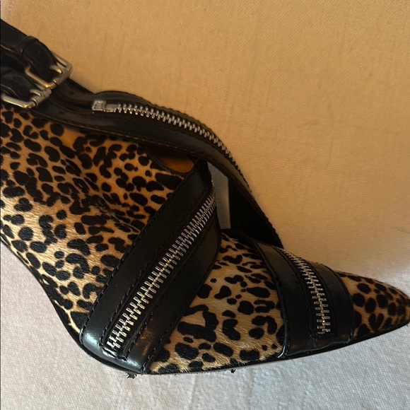 Vince Camuto Brown and Black Heels with Sophisticated Design - Picture 4 of 11